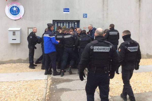 Une quinzaine de surveillants ont bloqué l'entrée de la prison de Varces ce jeudi 18 janvier 2018.  Une vingtaine de gendarmes a procédé à leur évacuation en milieu de matinée.