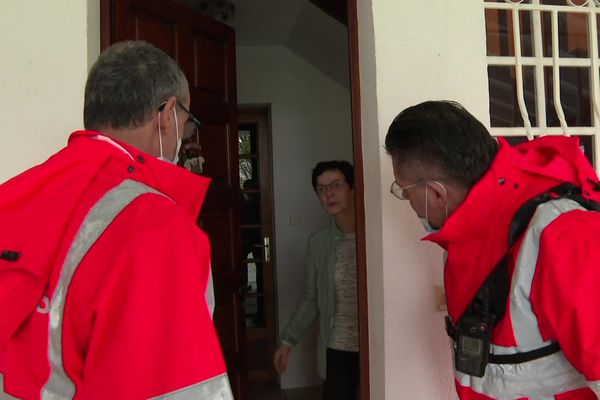 Les pompiers ont fait du porte à porte ce lundi 10 janvier à Peyrehorade pour prévenir les habitants de la crue à venir.