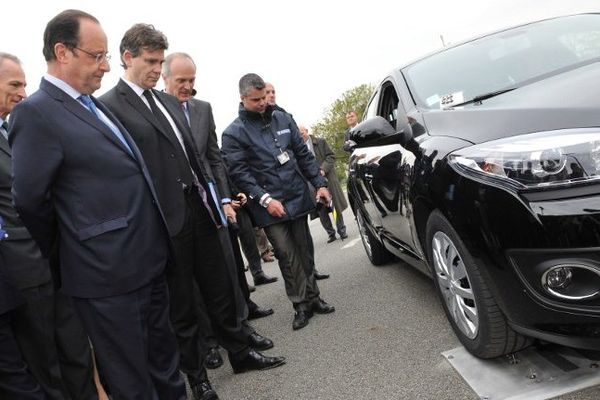 François Hollande et Arnaud Montebourg assiste à la démonstration d'un pneu anti crevaison issu de l'unité R&D de Michelin, à Ladoux (Puy-de-Dôme), le 18 avril 2014.