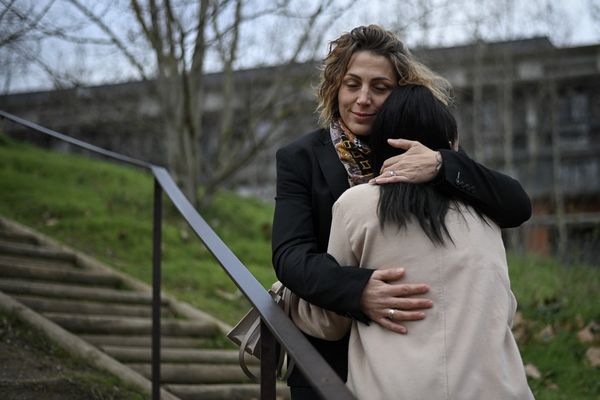 Jennifer Pailhe embrasse sa fille, victime de proxénétisme, lors d'une séance photo à Toulouse, dans le sud-ouest de la France, le 12 janvier 2024. Jennifer Pailhe lutte contre la prostitution des mineurs à travers son association : « Nos adolescents oubliés ».