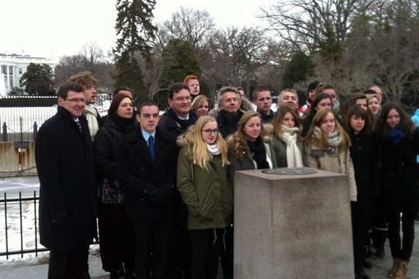 Les élèves du Lycée Sivard de Beaulieu de Carentan (Manche) à Washington devant la Maison Blanche