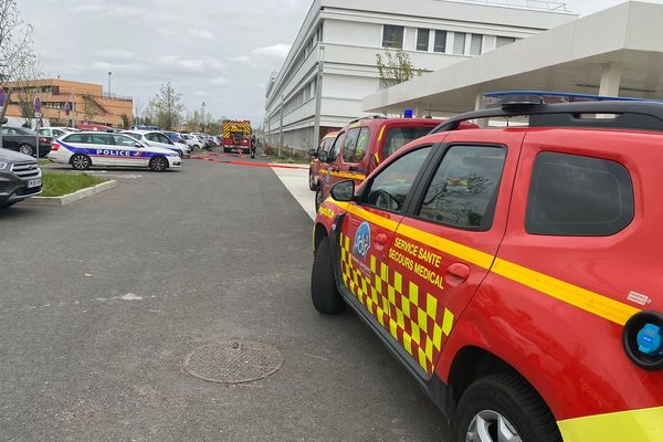 Le feu aurait pris au sous-sol du lycée, aux alentours de 13 heures.