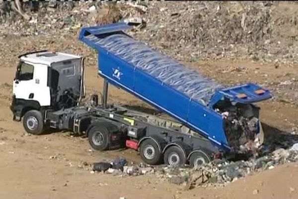 22/09/15 - Dernières rotations des camions d'ordures ménagères à Viggiannello (Corse-du-Sud), dont le centre d'enfouissement arrivé à saturation, fermera ses portes mercredi.