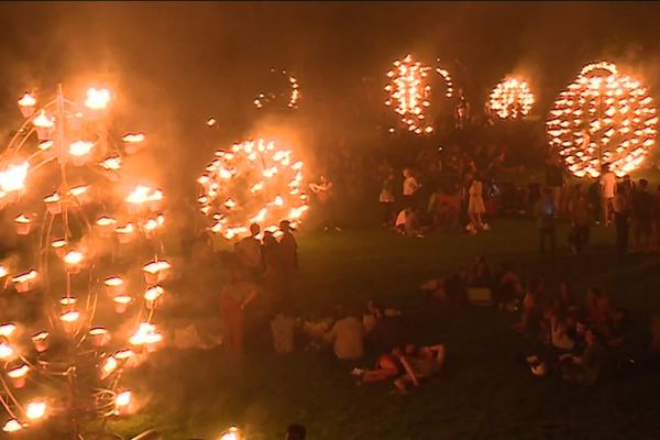 Ces vendredi et samedi, la compagnie Carabosse propose pendant trois heures une performance autour du feu dans le parc de la Villette (19e arrondissement), à l'occasion du festival Paris l'été.