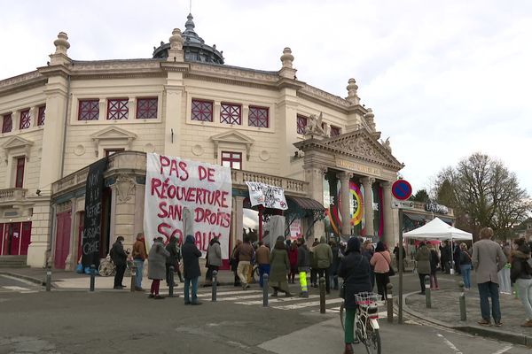 Mobilisation des intermittents du spectacle devant le cirque Jules Verne à Amiens le 11 avril 2021