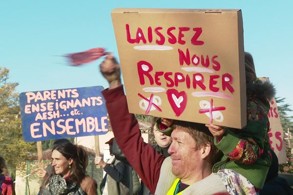 Depuis le mois d'octobre les initiatives se multiplient pour dénoncer l'obligation faite aux enfants de plus de 5 ans, de porter le masque à l'école. Le 24 novembre 2020, deux cents personnes ont ainsi manifesté aux Vans, dans le sud de l'Ardèche.