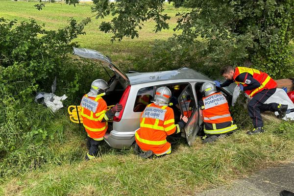 Les 2 occupants sont grièvement blessés, il ont dû être désincarcérés du véhicule.