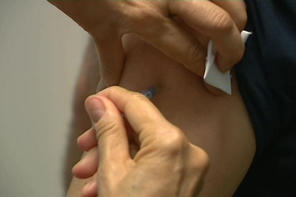 Face à une pénurie de vaccins contre la grippe, plusieurs établissements de santé tirent la sonnette d'alarme.