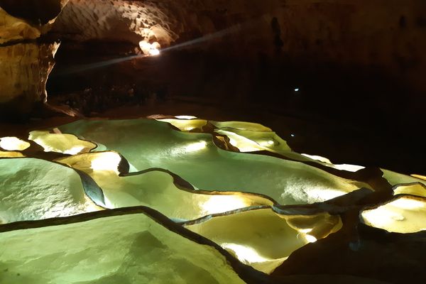 La cascade de Gours dans la grotte Saint-Marcel située à Bidon