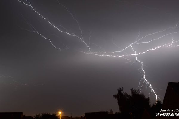 La foudre photographiée la nuit dernière à Leforest, dans le Pas-de-Calais.