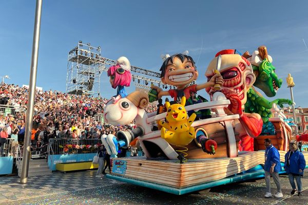 Le char du Youtubeur Cyprien au cœur du premier corso du carnaval de Nice 2024.
