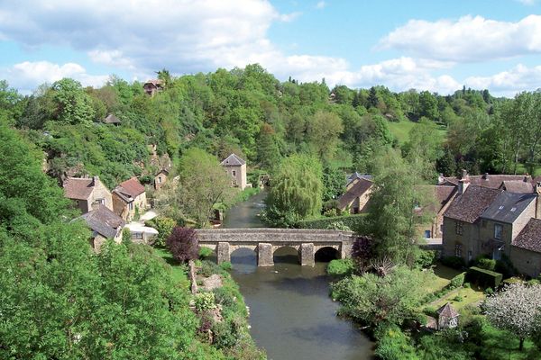 Le ciel alternera éclaircies et passages nuageux vers les Alpes mancelles dans l'Orne, à Saint-Céneri-le-Gérei qui porte le label des Plus Beaux Villages de France.