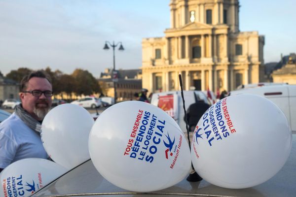 Une manifestation contre la baisse des ressources des offices HLM, devant l'Hôtel des Invalides, à Paris, le 15 novembre 2017.