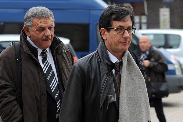 L'ancien maire de La Faute-sur-Mer, Rene Marratier (à g.), arrive au tribunal de Poitiers avec son avocat Didier Seban.