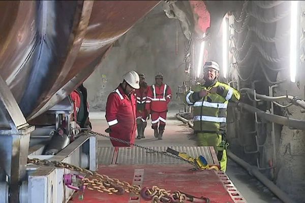 Une culotte de raccordement de 8 mètres de long pour 60 tonnes est arrivée dans la galerie souterraine. Elle connectera la conduite forcée de l’aménagement existant à la nouvelle centrale.