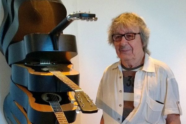 Bill Wyman, bassiste des Rolling Stones, devant une oeuvre de l'artiste niçois Arman