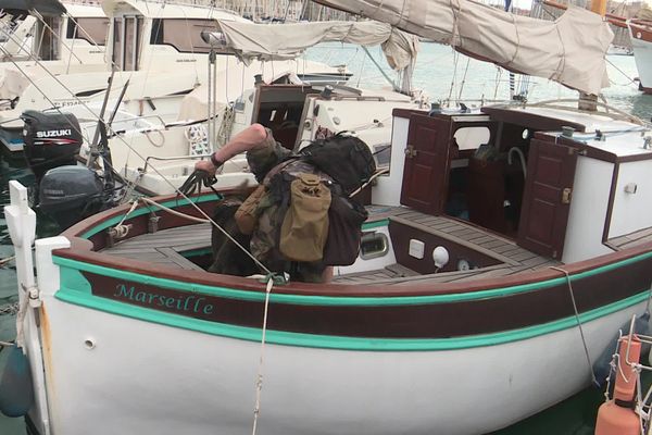 Des équipes cynophiles ont contrôlé lundi les bateaux arrimés au Vieux-Port à deux jours de l'arrivée de la flamme olympique à Marseille.