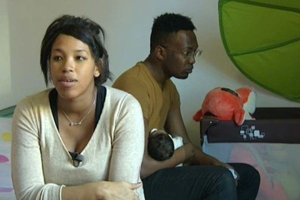 Tracy, son compagnon et leur bébé habitent dans un foyer pour jeunes travailleurs en Vaulx-en-Velins. 