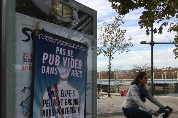 Lyon : des affiches contre les écrans et enseignes vidéo publicitaires 