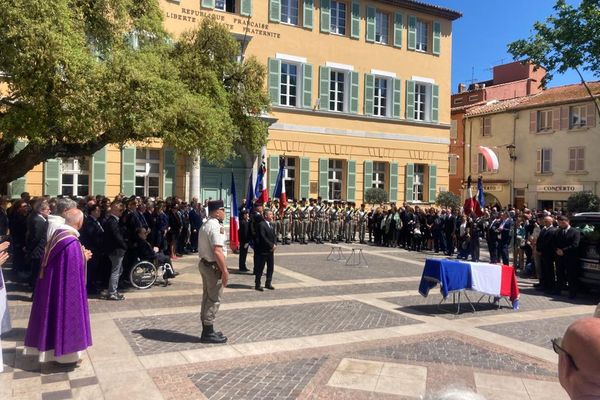 Les obsèques de l'ancien ministre, député et maire de Fréjus, François Léotard, décédé ce 25 avril, se déroulent ce 3 mai à Fréjus.