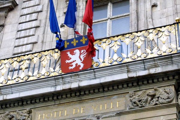 En ce jour de deuil national, les drapeaux sont mis en berne à Lyon et partout en France