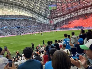 Deux supporters de l'OM ont été interpellés et sont interdits de stade pour avoir voulu rentrer auVélodrome avec plus d'une centaine de fumigènes pour OM-Nice.