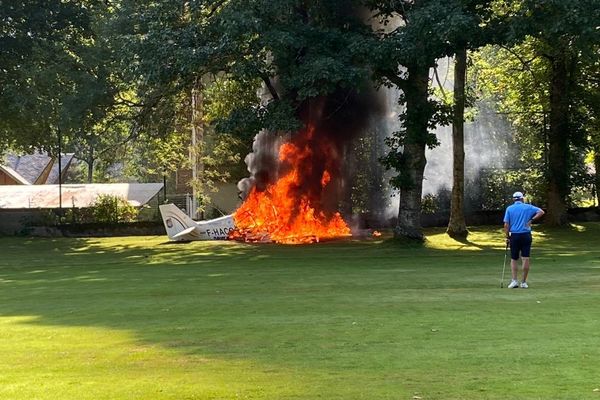 Parti de Cahors vendredi 12 août 2022, un avion de tourisme avec à son bord deux passagers s'est écrasé sur un parcours du golf municipal de Luchon (Haute-Garonne). Aucune victime n'est à déplorer.