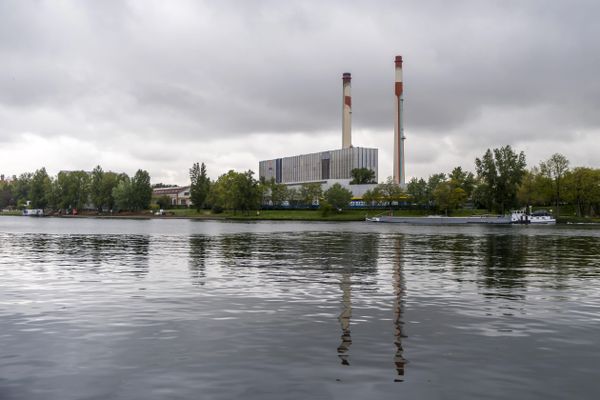 Les deux tours de l'ancienne centrale EDF de Vitry-sur-Seine culminent à 160 mètres de hauteur.