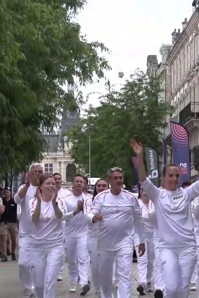 Relais collectif de la Team gymnastique avec Emilie Le Pennec dans les rues de Poitiers.