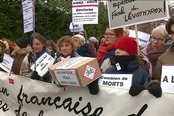 Lévothyrox : une manifestation ce dimanche matin devant un sous-traitant du groupe Merck, à Bourgoin-Jallieu (Isère) - 3/12/17