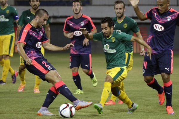 La nouvelle recrue des Girondins, Milan Gajic, à gauche, dispute le ballon au joueur de l'AEK Larnaca Wahbi Khazri durant le match retour de 3e tour préliminaire de Ligue Europa, au stade Antonis Papadopoulos de Chypre.  