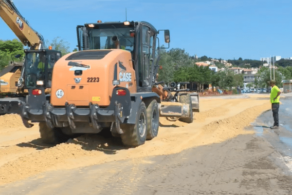 Durant trois jours, entre 1300 et 1500 tonnes de sable vont être déposées sur la plage de Ferrières.