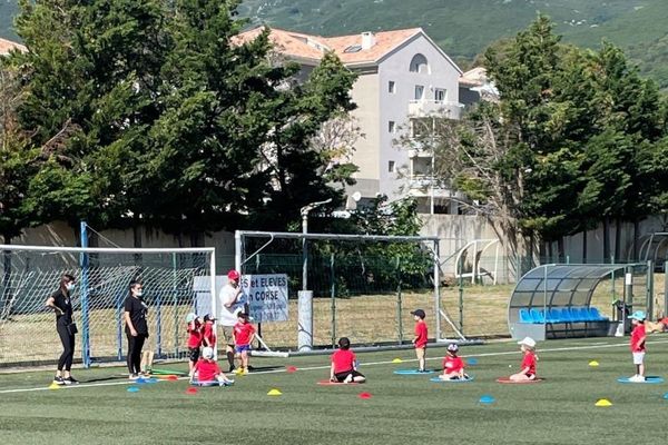 Les enfants étaient réparties en 12 ateliers sportifs et ludiques.