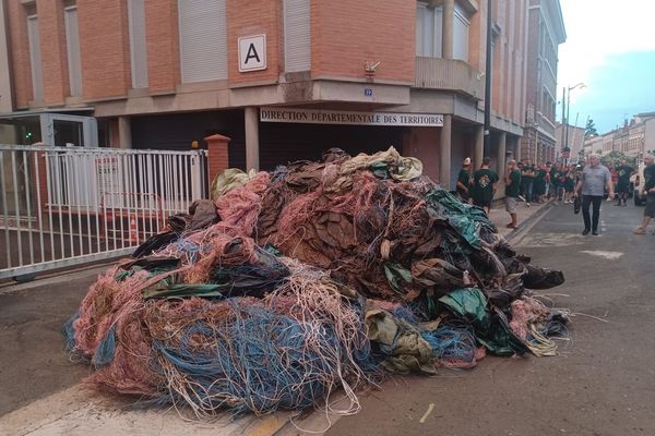 Les manifestants ont déposé plusieurs morceaux de filets et bâches à fourrage devant la DDT pour en bloquer l'accès