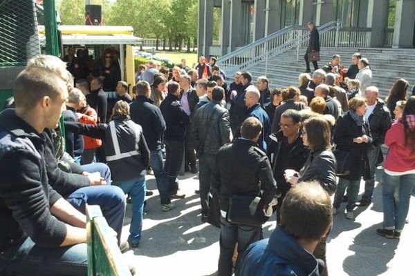 Les agents de GEG devant l'Hôtel de Ville de Grenoble