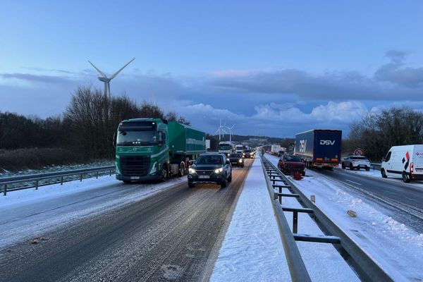 Des bouchons de plusieurs kilomètres se sont formés ce jeudi 18 janvier au matin sur l'A84 à hauteur de Gouvets, dans la Manche, sur une chaussée enneigée et verglacée.