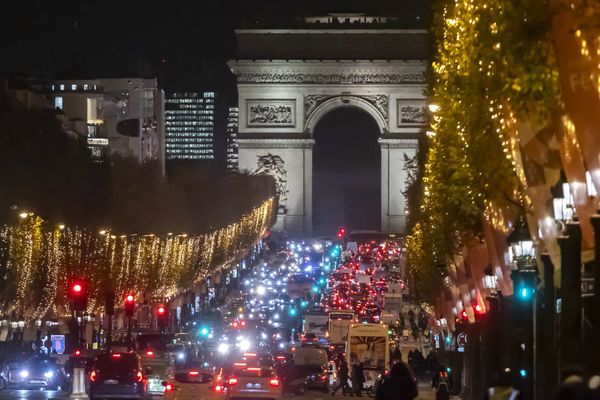 Atmosphère des fêtes de fin d'année sur les Champs-Elysées le 7 décembre 2023