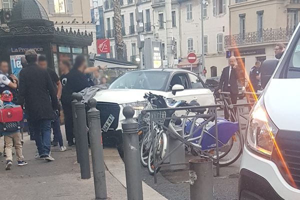 Le chauffard a pris la fuite, laissant trois personnes en état d'ébriété dans la voiture