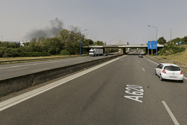 L'incident a été déclenché par un feu de caravane qui s'est rapidement propagé à la végétation environnante, couvrant une surface d'environ 100 mètres carrés.