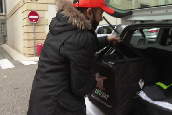 Seule différence avec les livraisons en centre urbain : elles ne sont pas faites en vélo mais en voiture.