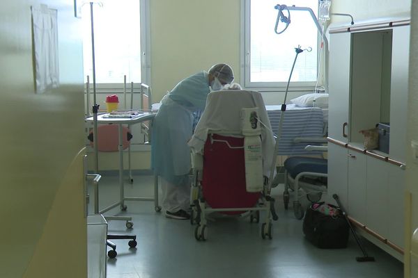 La prise en charge des patients Covid-19 est lourde et longue. Ils restent en moyenne quinze jours dans le service de réanimation