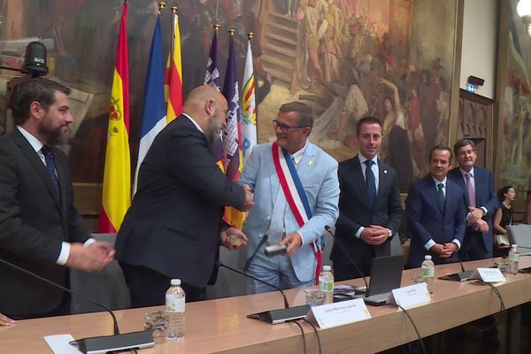 Jaime Martinez Llabrès, Maire de Palma de Majorque et Louis Aliot, Maire de Perpignan officialisent dans la salle des mariages de la mairie de Perpignan le jumelage entre les deux villes.