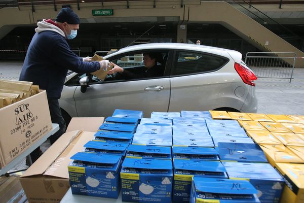 La ville de Nice organise une distribution de masques et de flacons de gel hydroalcoolique par drive pour les soignants libéraux. 