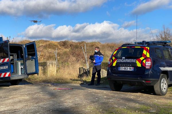 La gendarmerie du Tarn utilise un drone pour rechercher la mère de famille de 51 ans disparue le 9 janvier 2022 alors qu'elle promenait son chien au bord du Tarn.