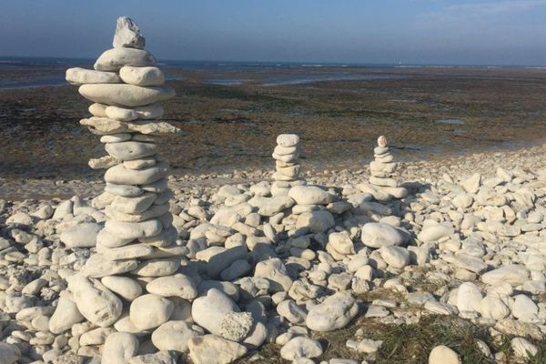 Sur la plage de Saint-Denis-d'Oléron, ces cairns ne seront bientôt plus qu'un souvenir. 