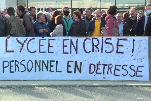 Des enseignants et des personnels du Lycée Saint-Exupéry à Blagnac (Haute-Garonne), près de Toulouse continuent à exercer jeudi 7 octobre leur droit de retrait, quatre jours après le début de leur mouvement.