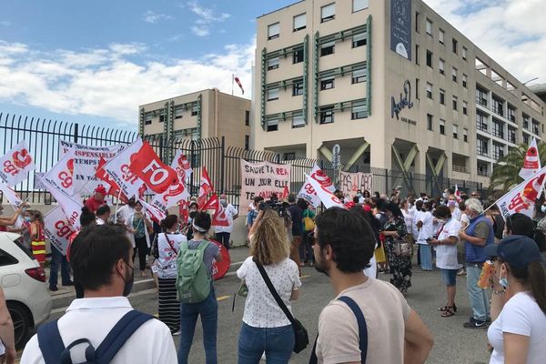 Journée de mobilisation des psychologues. Une centaine de manifestants devant l'hôpital de Nice. 