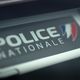 Logo de la police nationale sur un pare-soleil de voiture, à Mahalon en février 2024 (image d'illustration).