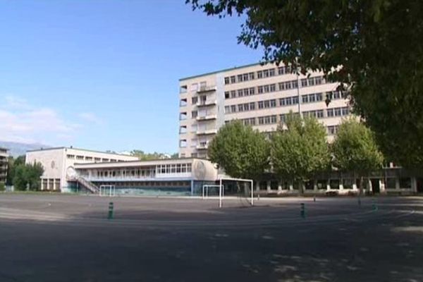 Le lycée Mounier à Grenoble a accueilli ses enseignants aujourd'hui. Les élèves aussi étaient au rendez-vous mais seulement pour récupérer leurs livres.