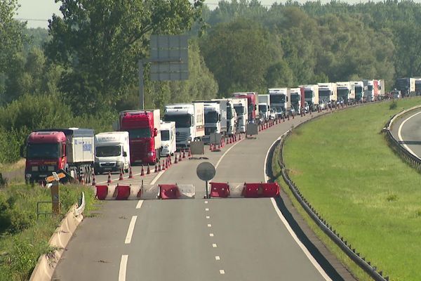 Ce qu'on pouvait voir tous les jours sur l'A2 à Vicq (Nord) sens Belgique - France. A fortiori ce jour là puisqu'une manifestation de riverains avait lieu, le 11 juillet 2022.